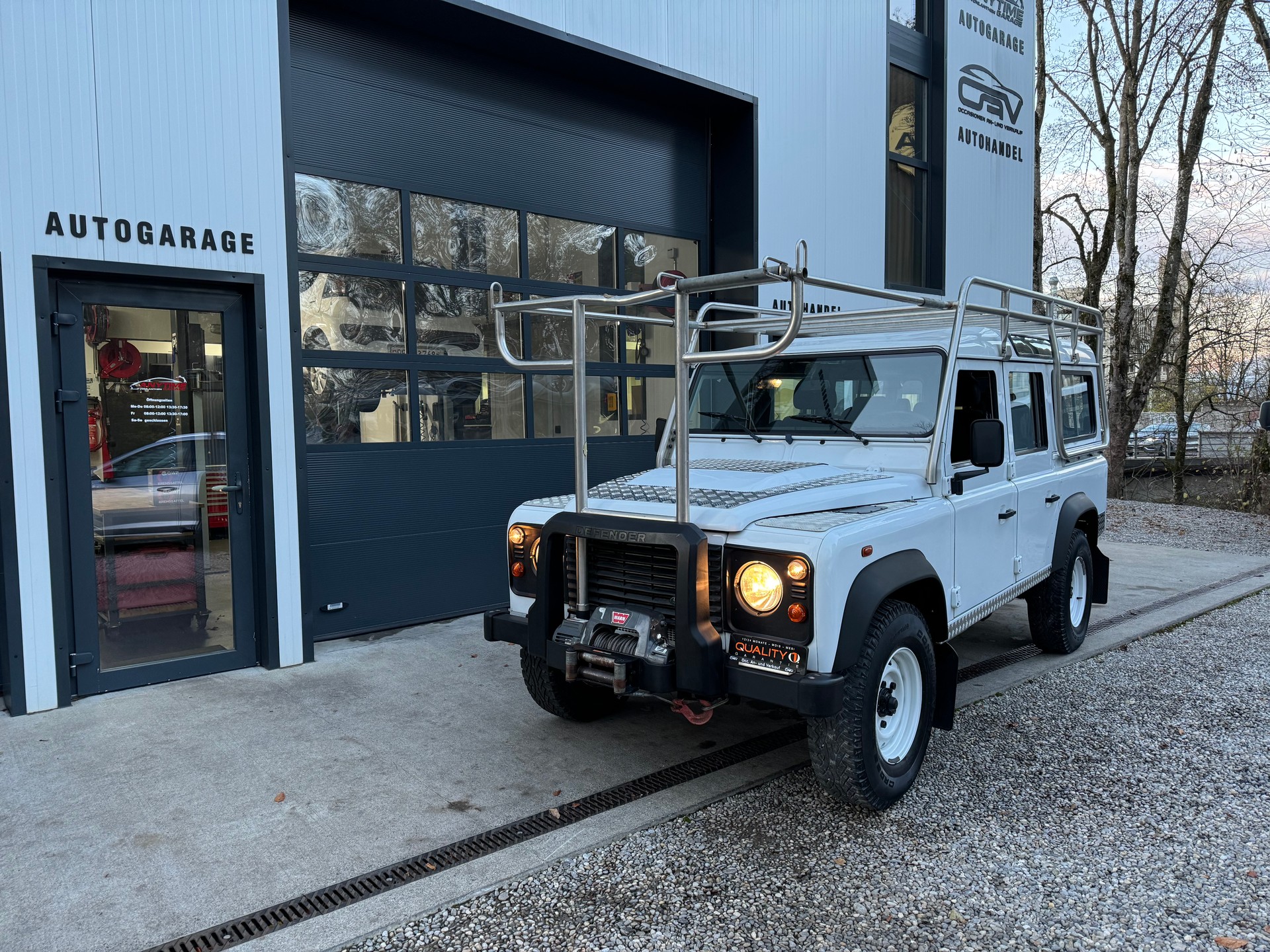 LAND ROVER Defender 110 2.4 Td4 Station Wagon-image-14