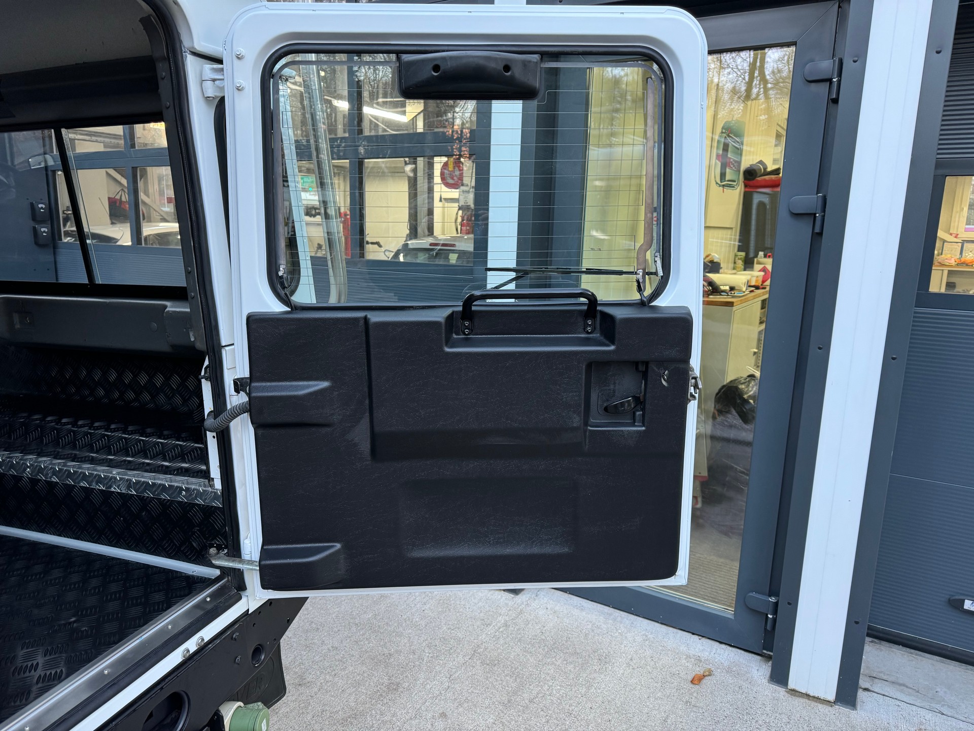 LAND ROVER Defender 110 2.4 Td4 Station Wagon-image-6