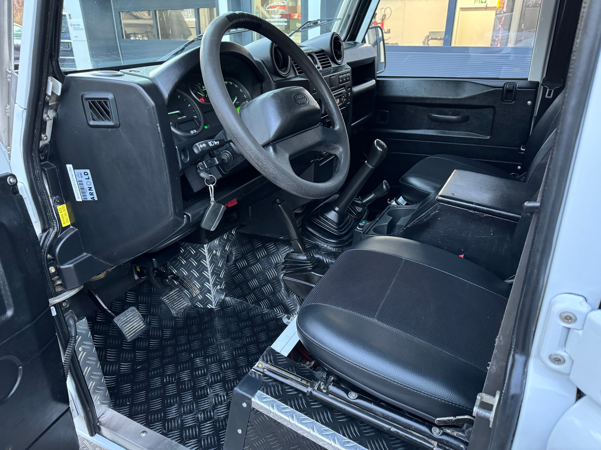 LAND ROVER Defender 110 2.4 Td4 Station Wagon-image-9