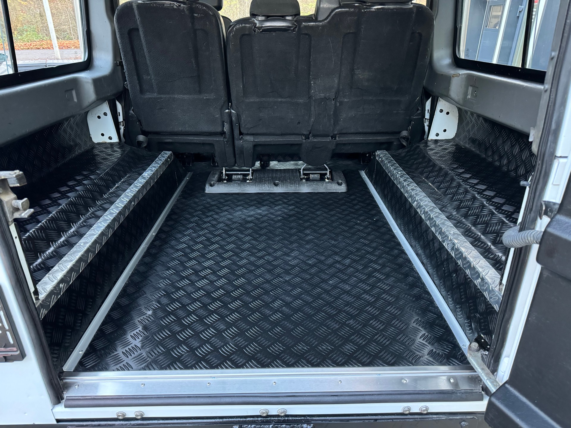 LAND ROVER Defender 110 2.4 Td4 Station Wagon-image-5