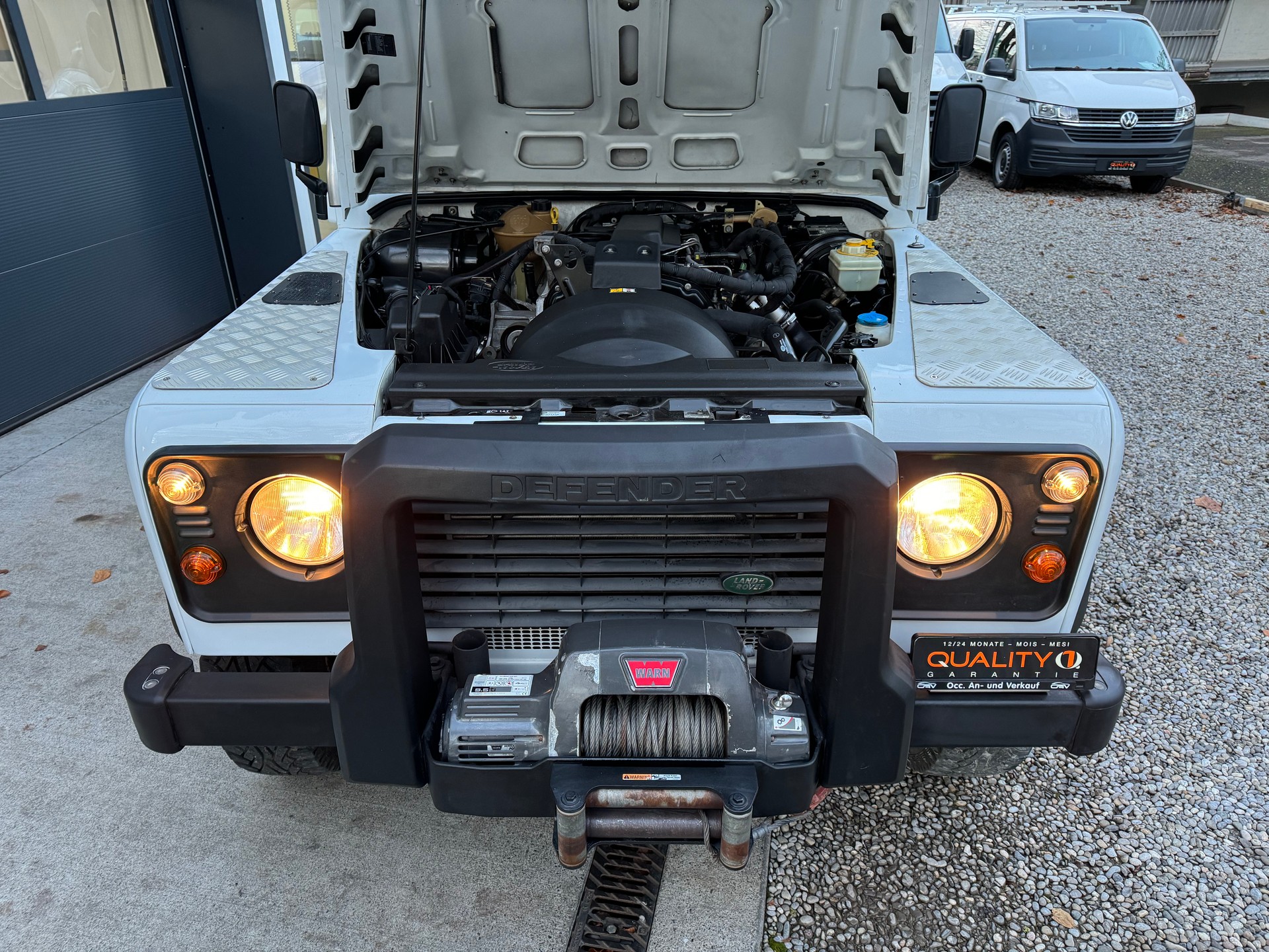LAND ROVER Defender 110 2.4 Td4 Station Wagon-image-12