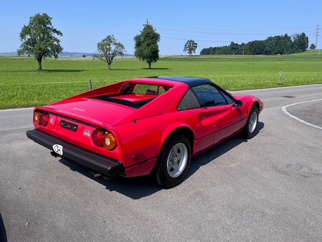 FERRARI GTS-showroom-element-2