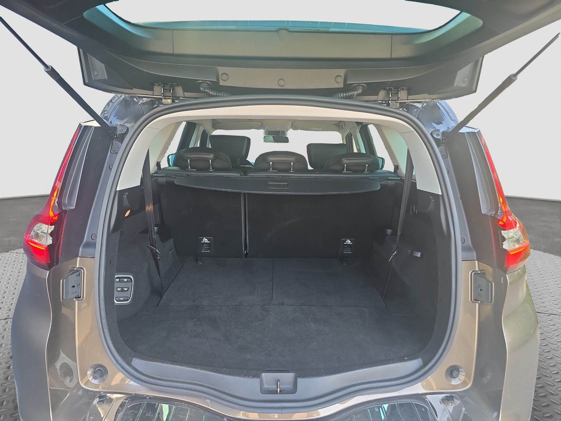 RENAULT Grand Scénic 1.6 dCi Bose EDC-image-7