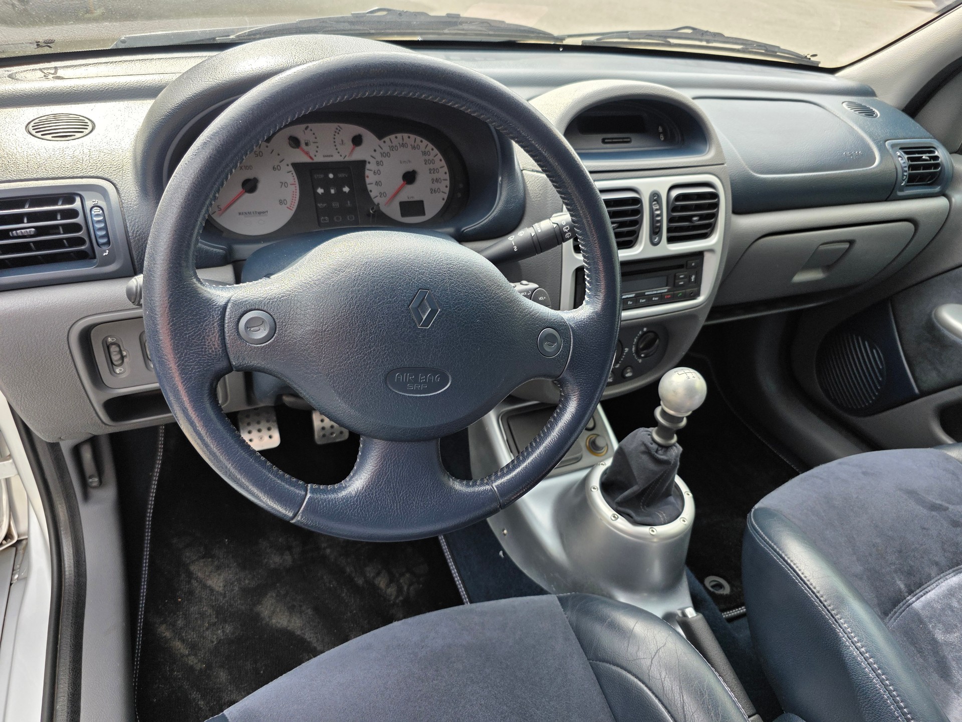 RENAULT Clio 3.0 V6-image-16