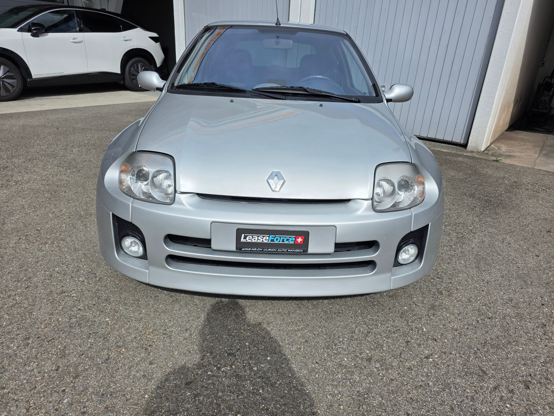 RENAULT Clio 3.0 V6-image-5