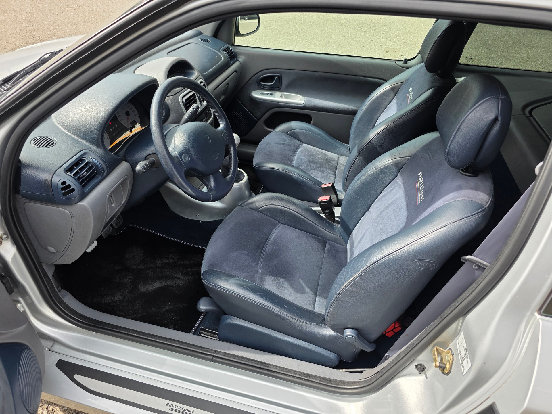 RENAULT Clio 3.0 V6-image-13
