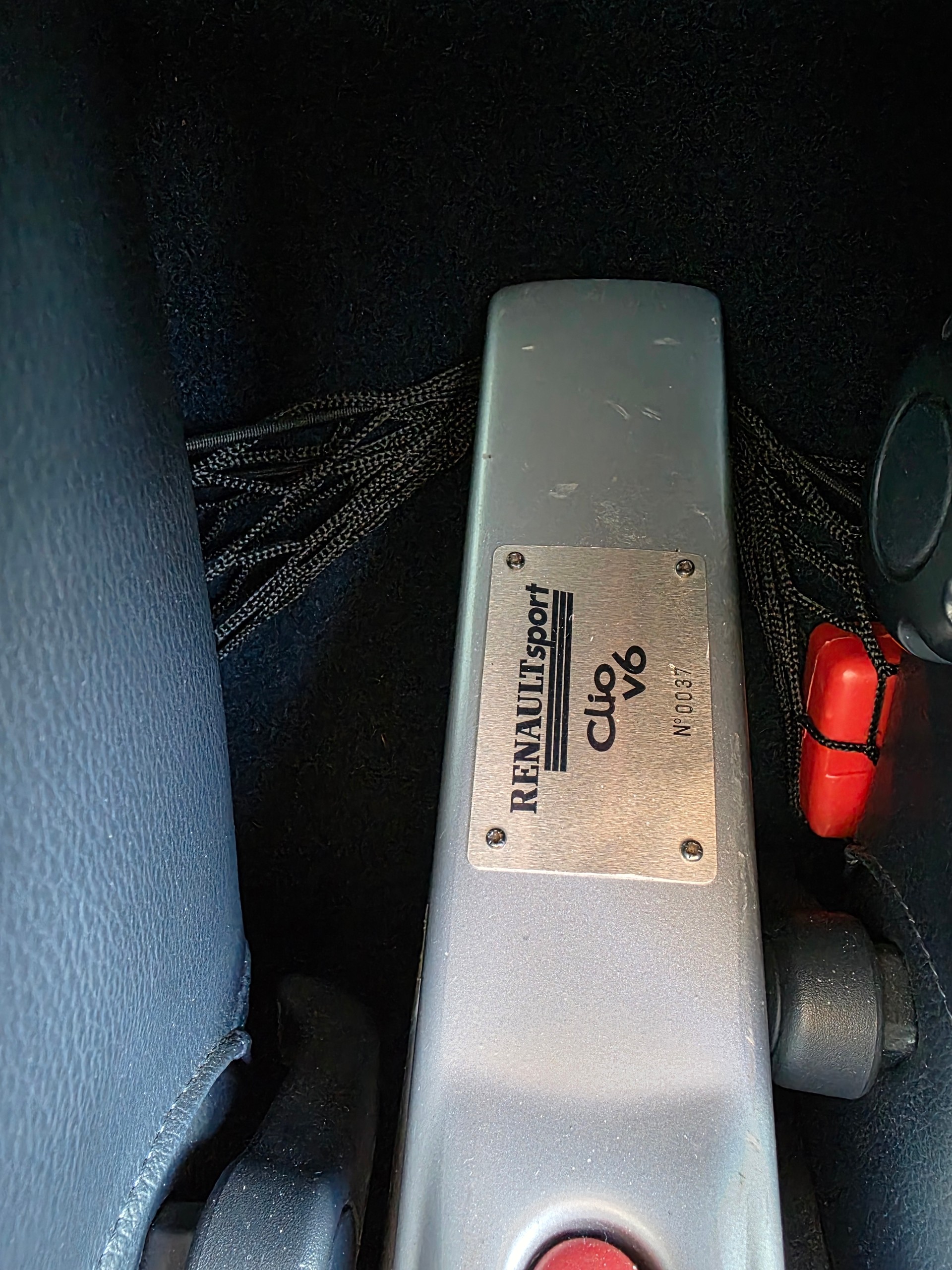 RENAULT Clio 3.0 V6-image-11