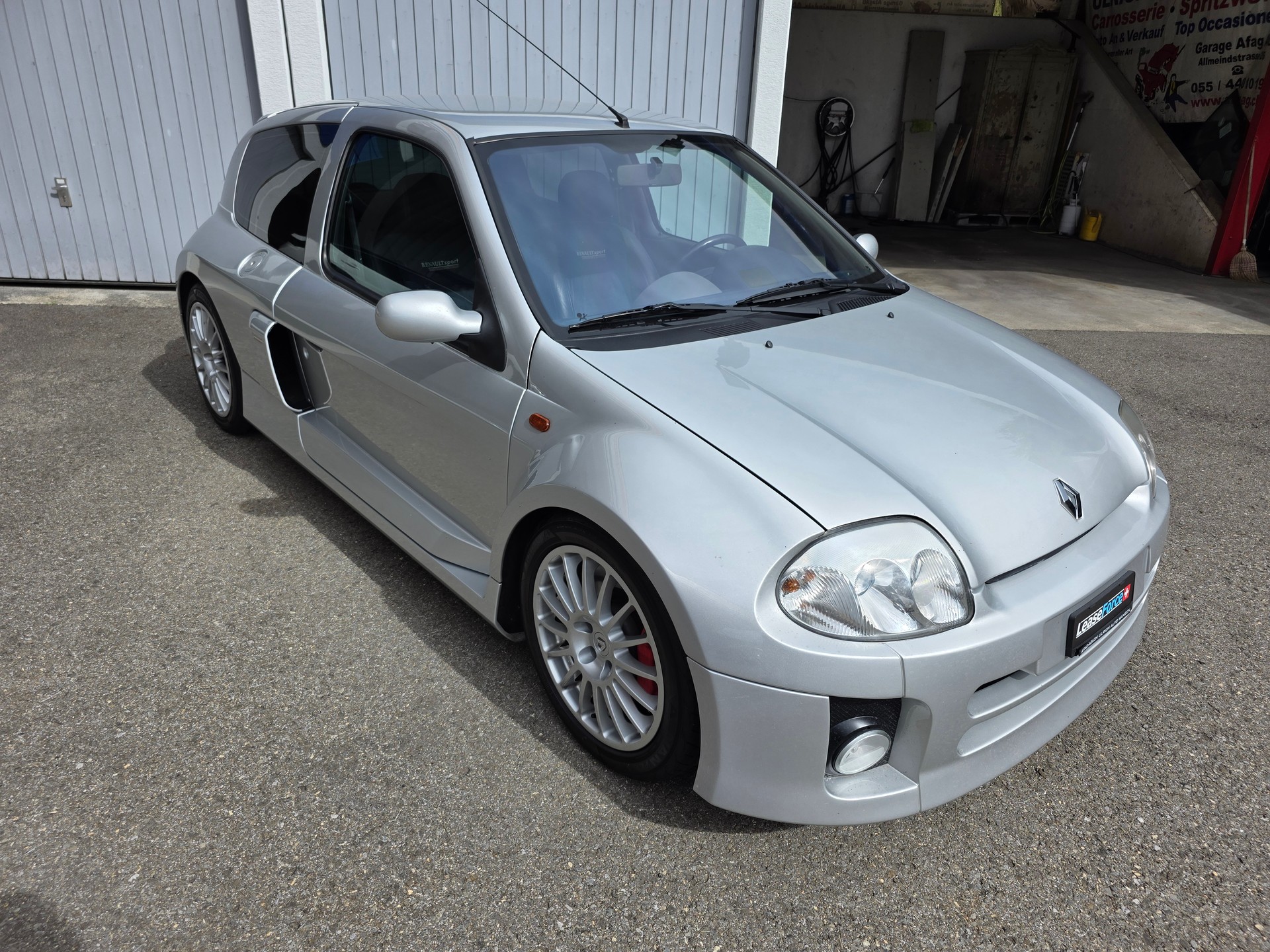 RENAULT Clio 3.0 V6-image-4