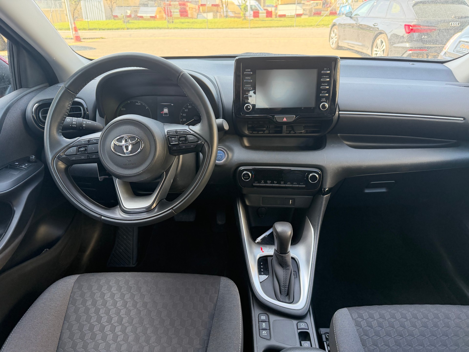 TOYOTA Yaris 1.5 Comfort e-CVT-image-6