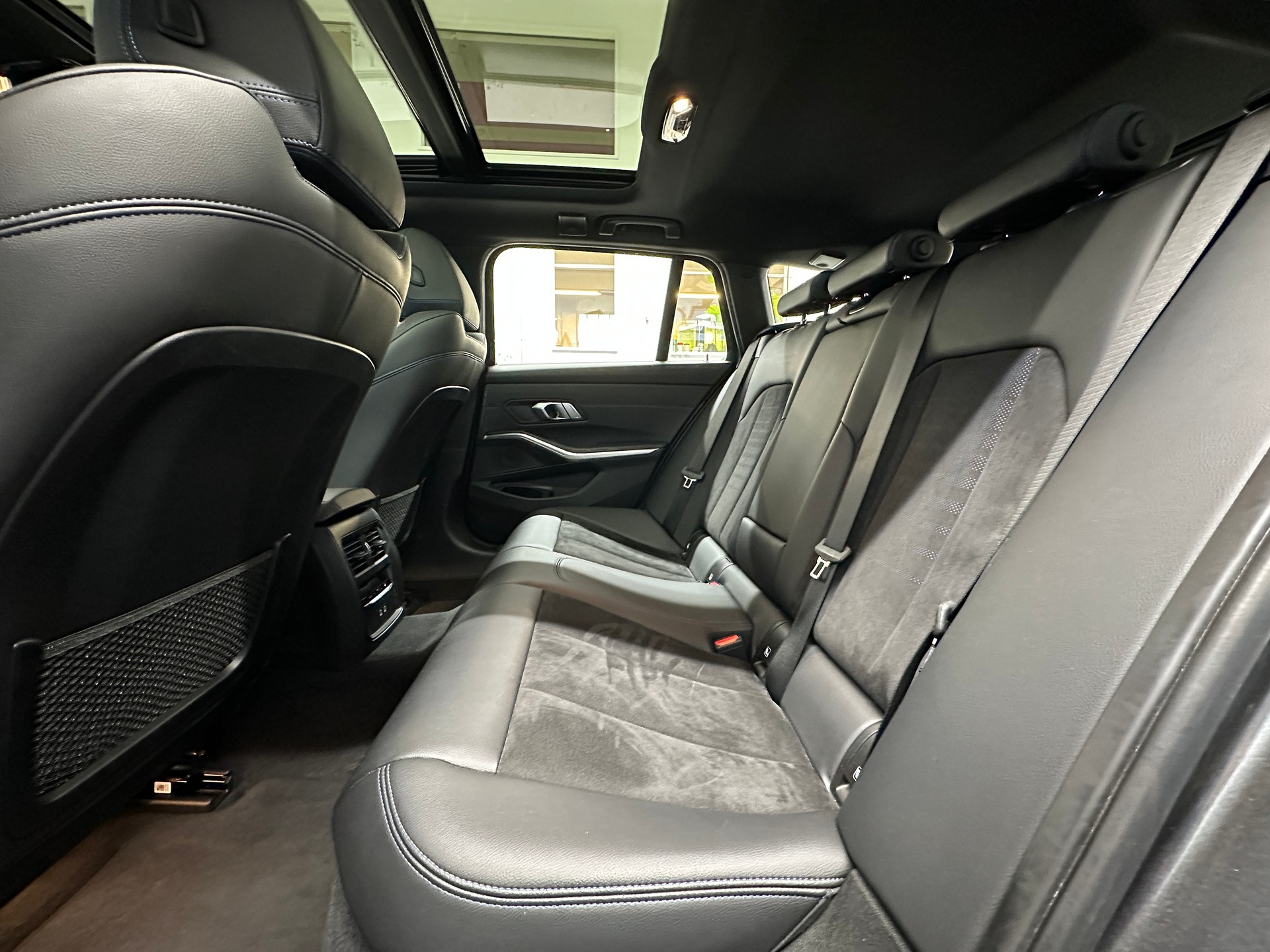 BMW 320d xDrive 48V Touring M Sport Steptronic-image-8