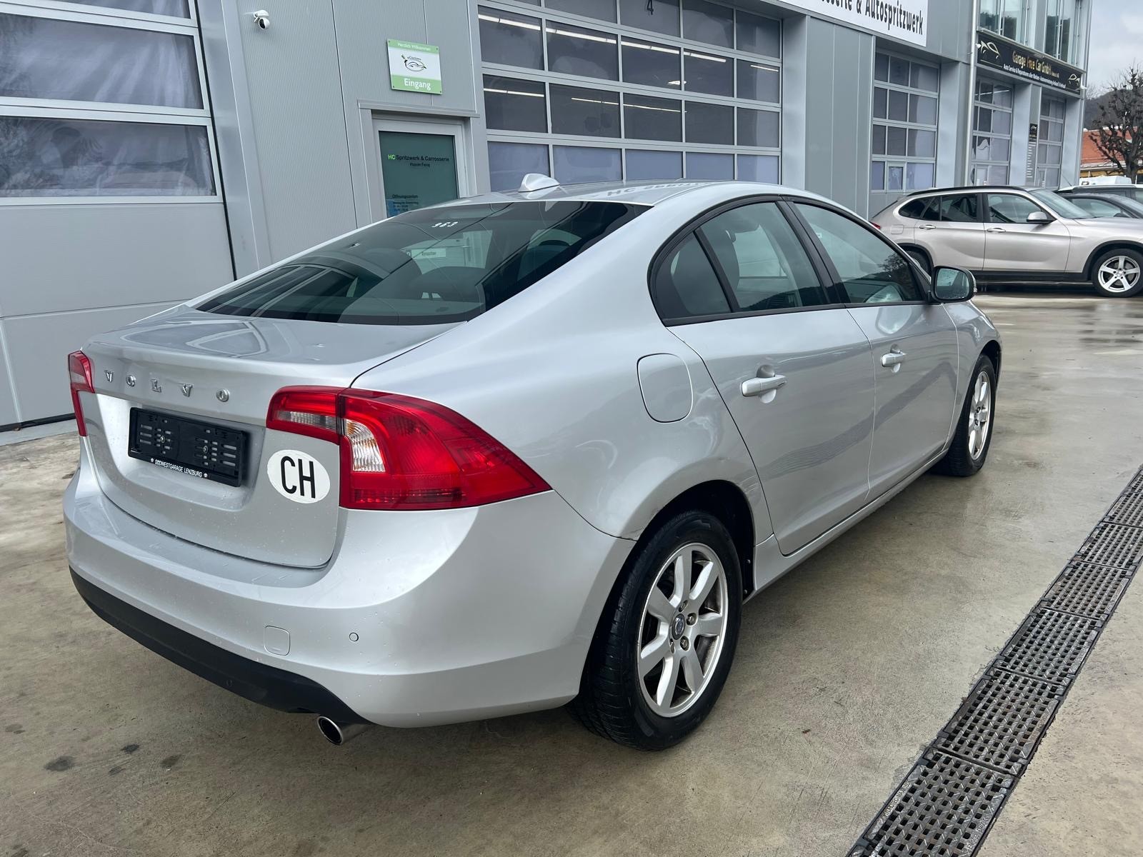 VOLVO S60 D5 AWD Summum Geartronic-image-3