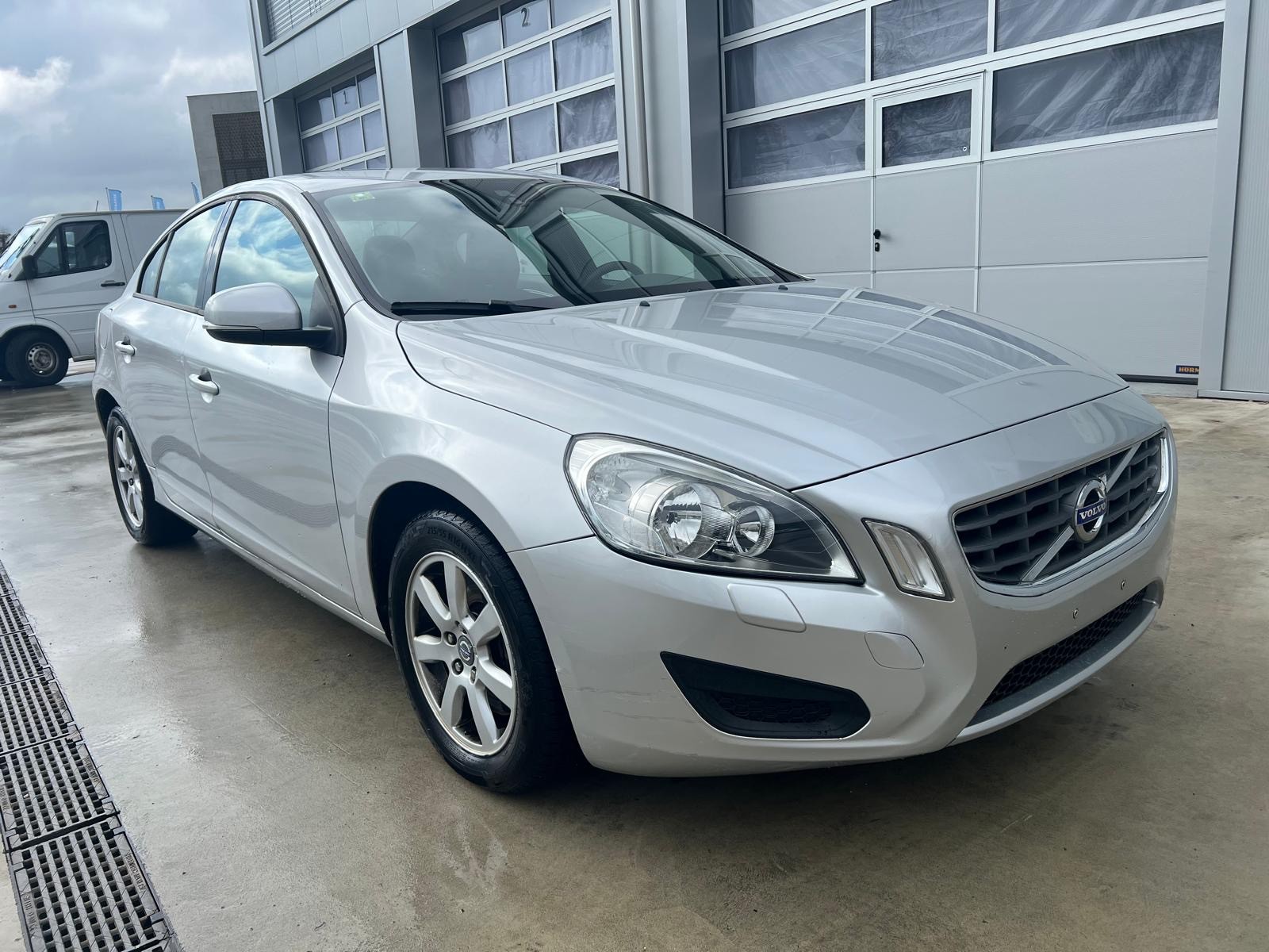 VOLVO S60 D5 AWD Summum Geartronic-image-2
