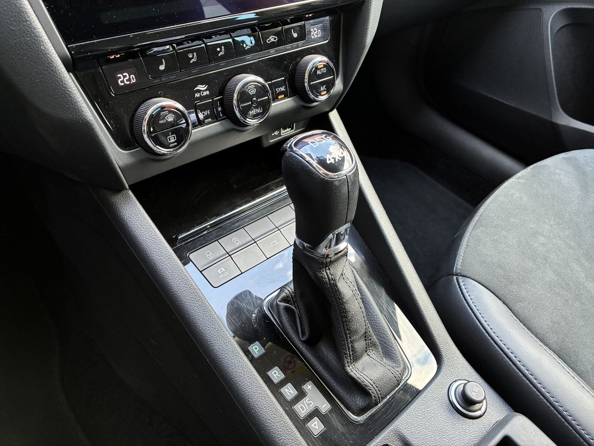 SKODA Octavia Combi 2.0 TSI Style 4x4 DSG-image-11