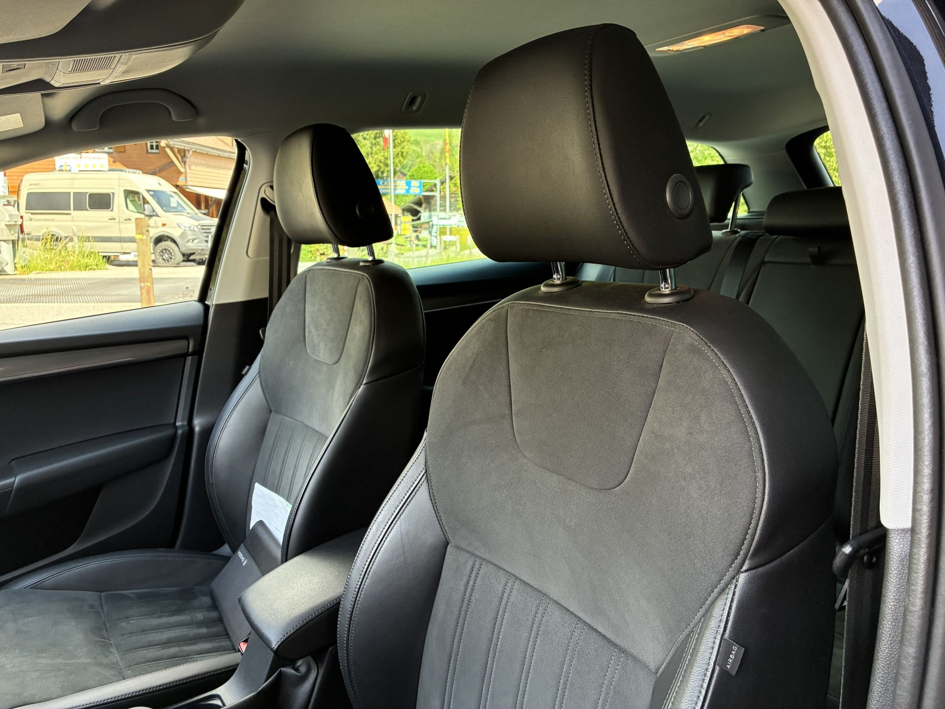 SKODA Octavia Combi 2.0 TSI Style 4x4 DSG-image-10