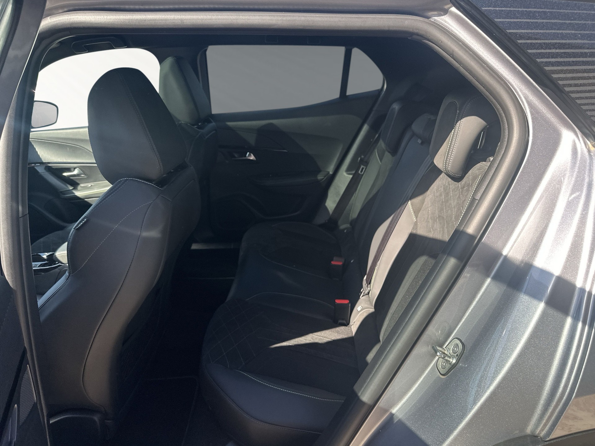PEUGEOT 2008 1.2 PureTech GT EAT8-image-6
