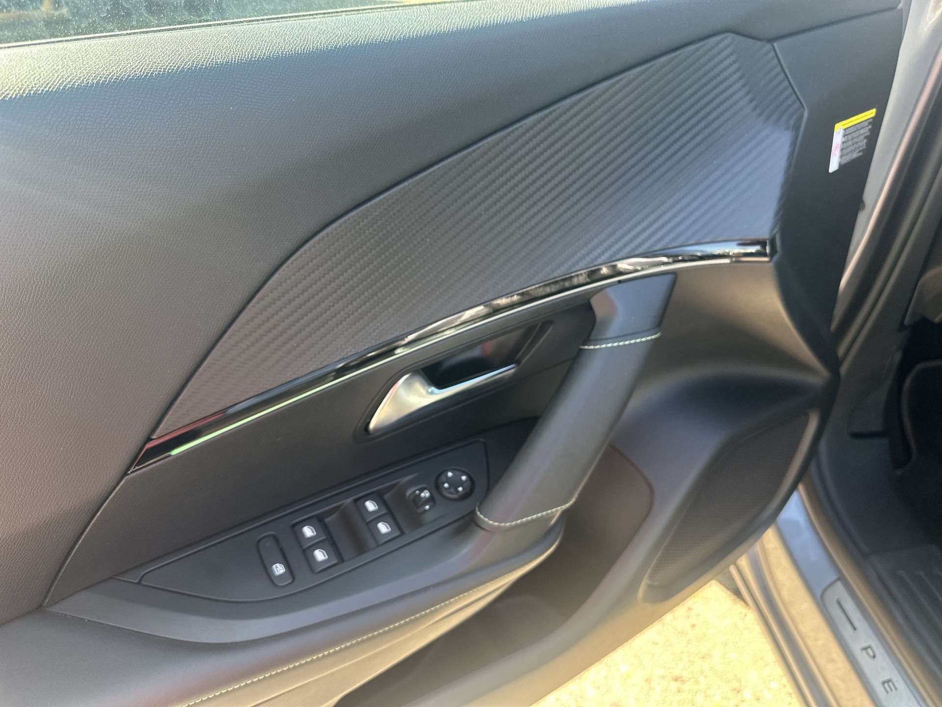PEUGEOT 2008 1.2 PureTech GT EAT8-image-15