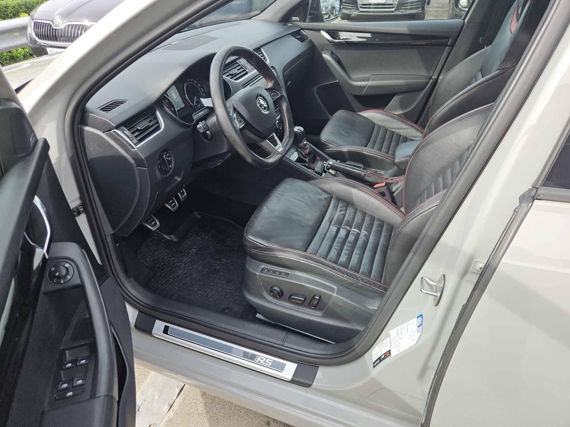 SKODA Octavia Combi 2.0 TSI RS 230-image-9