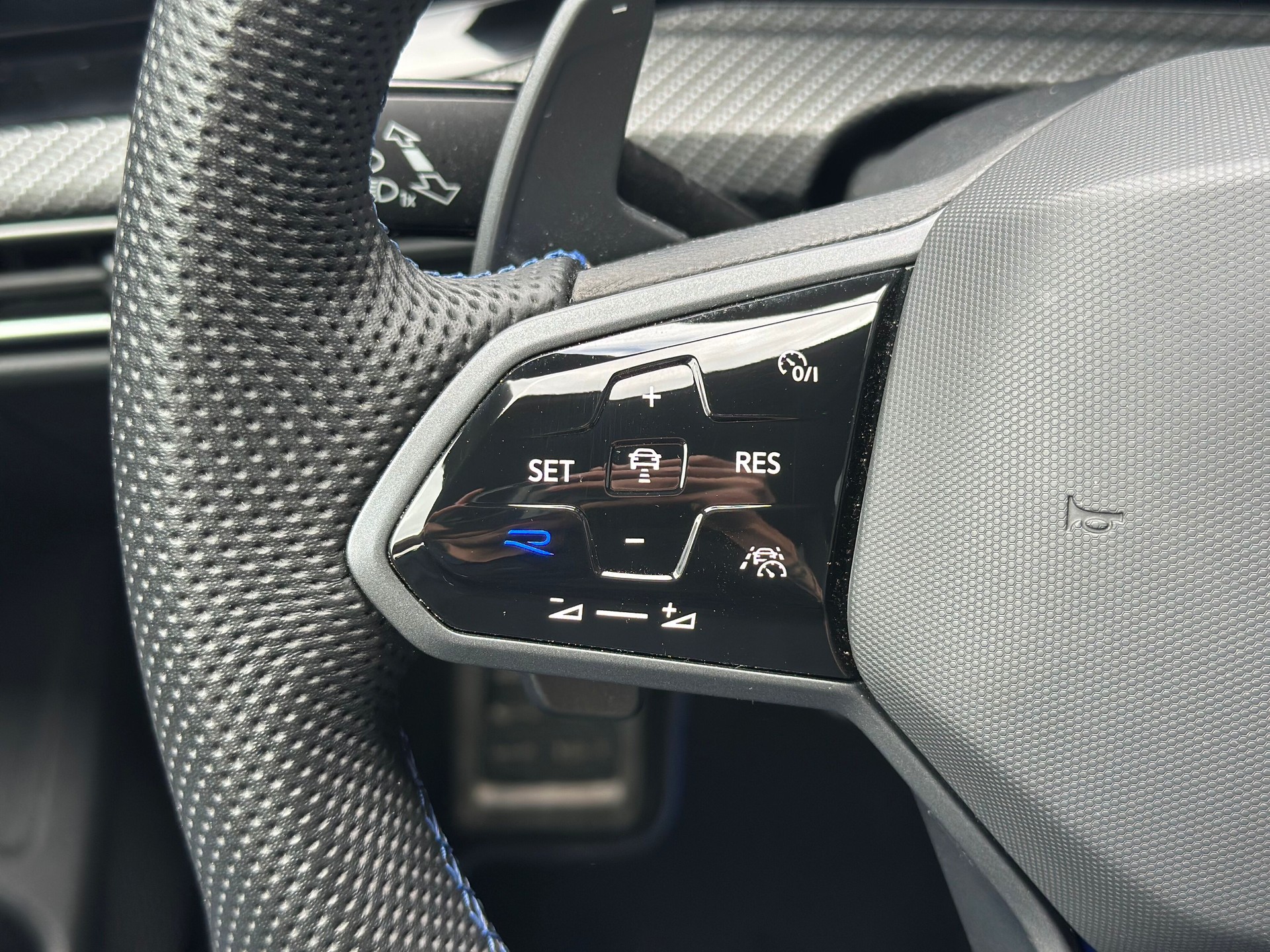 VW Golf 2.0 TSI R DSG 4Motion R Performance-image-9