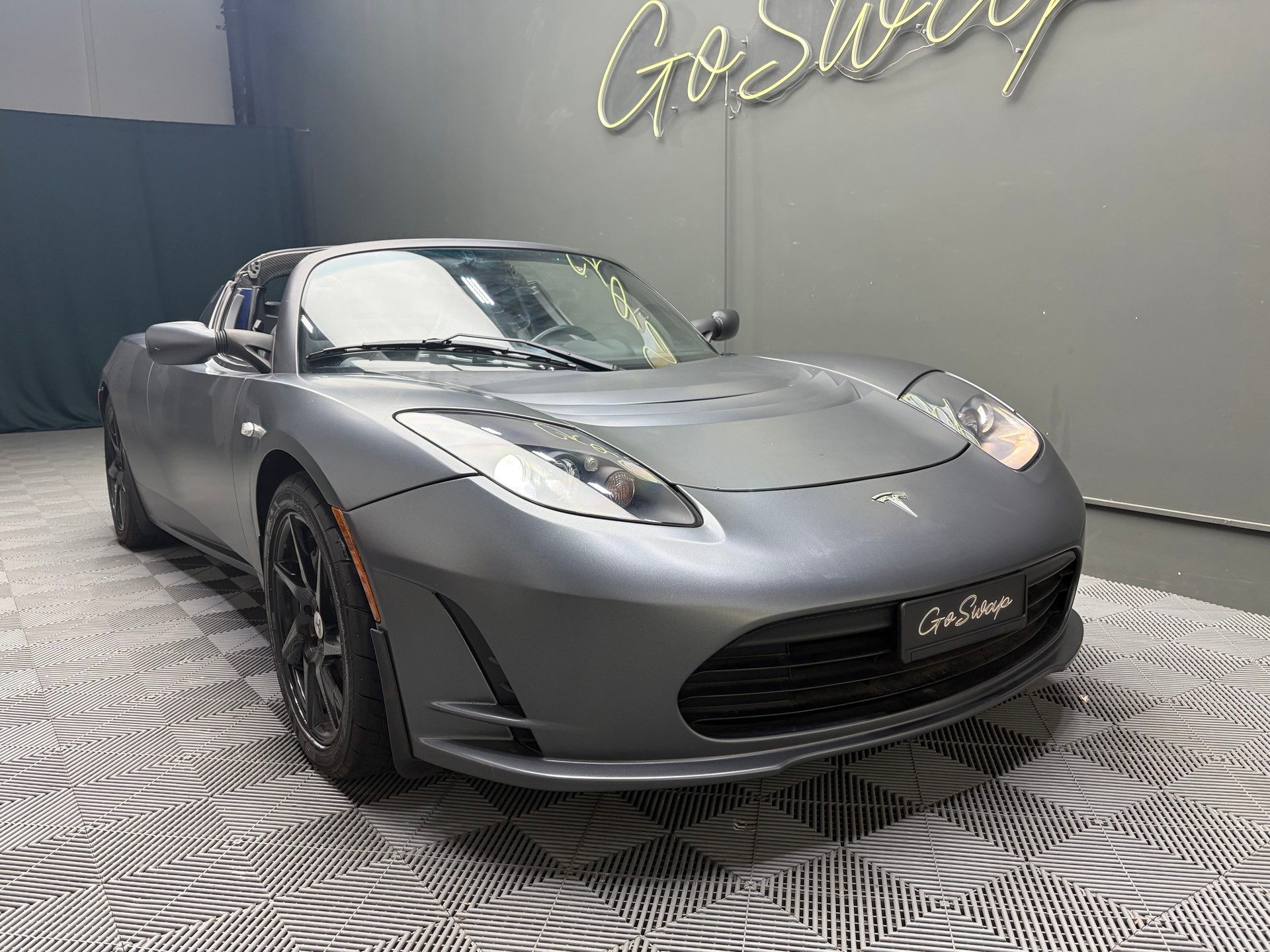 TESLA Roadster-showroom-element-1