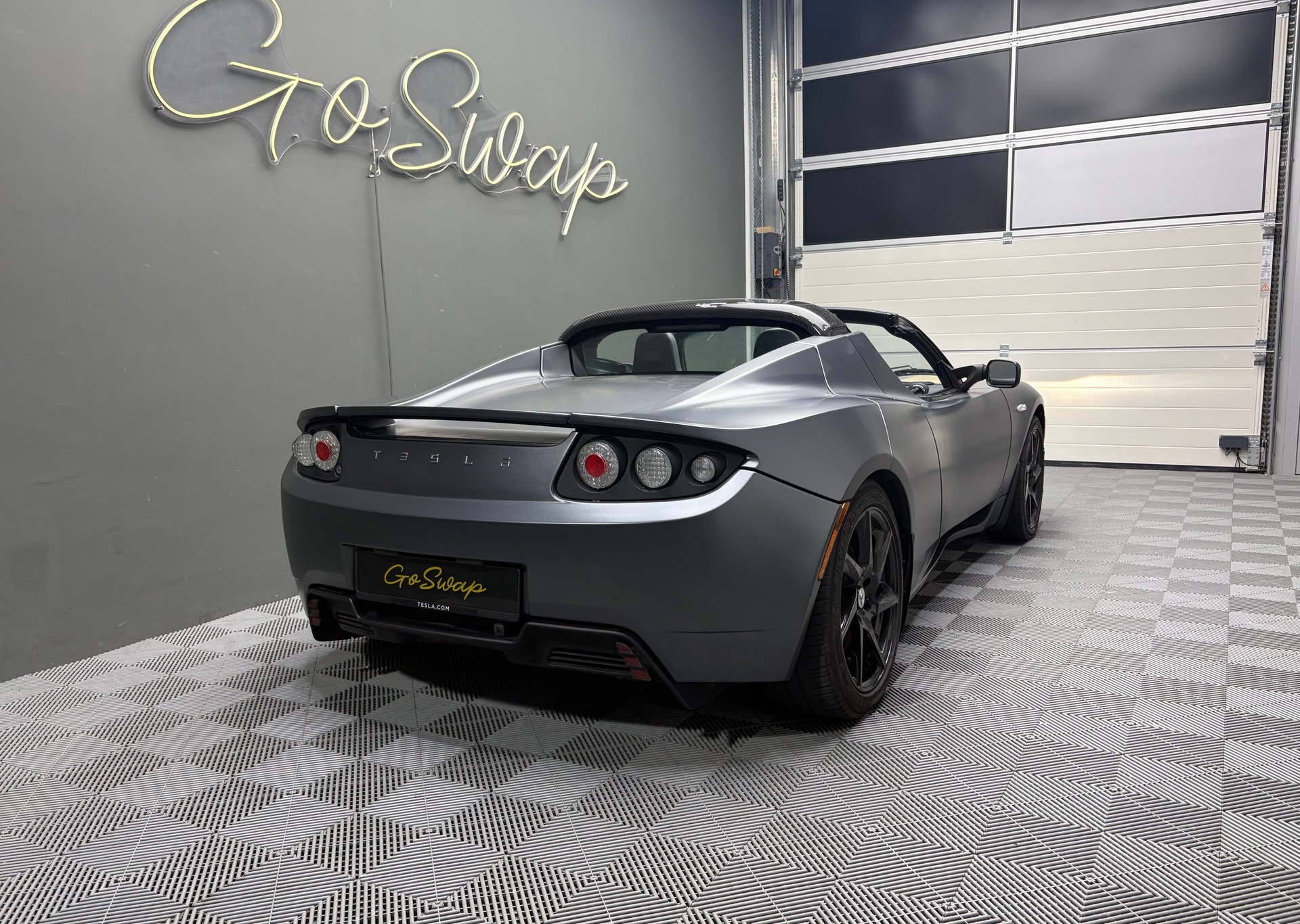 TESLA Roadster-showroom-element-3