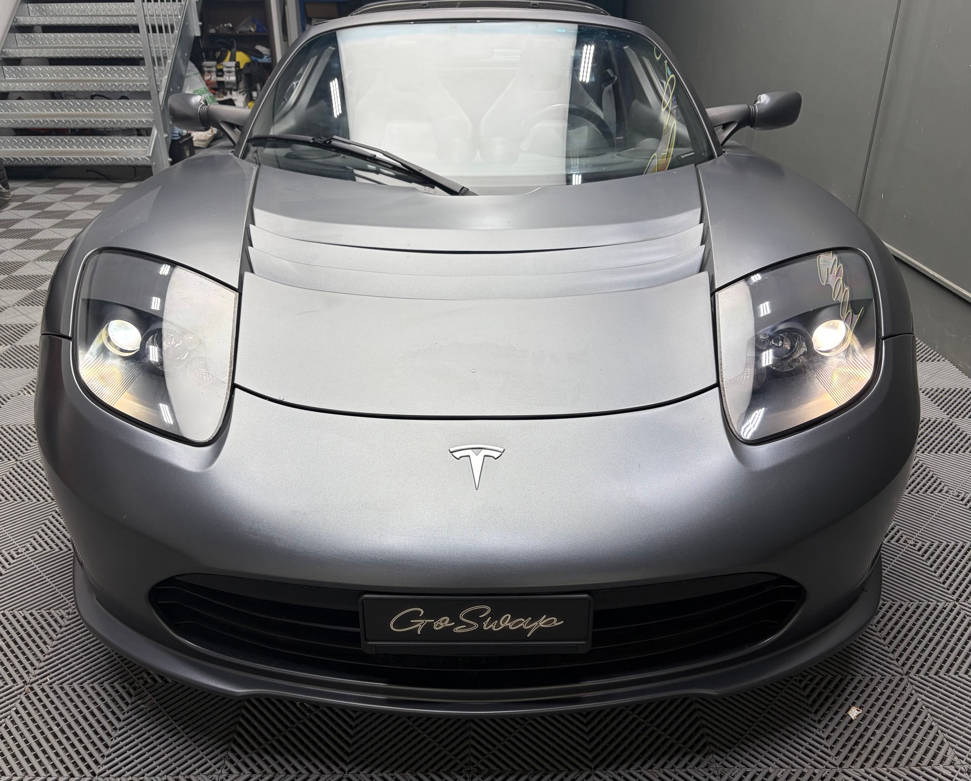 TESLA Roadster-showroom-element-2