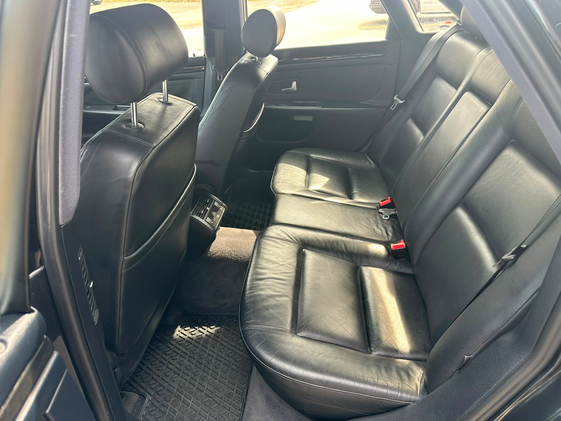AUDI S8 4.2 quattro-image-9