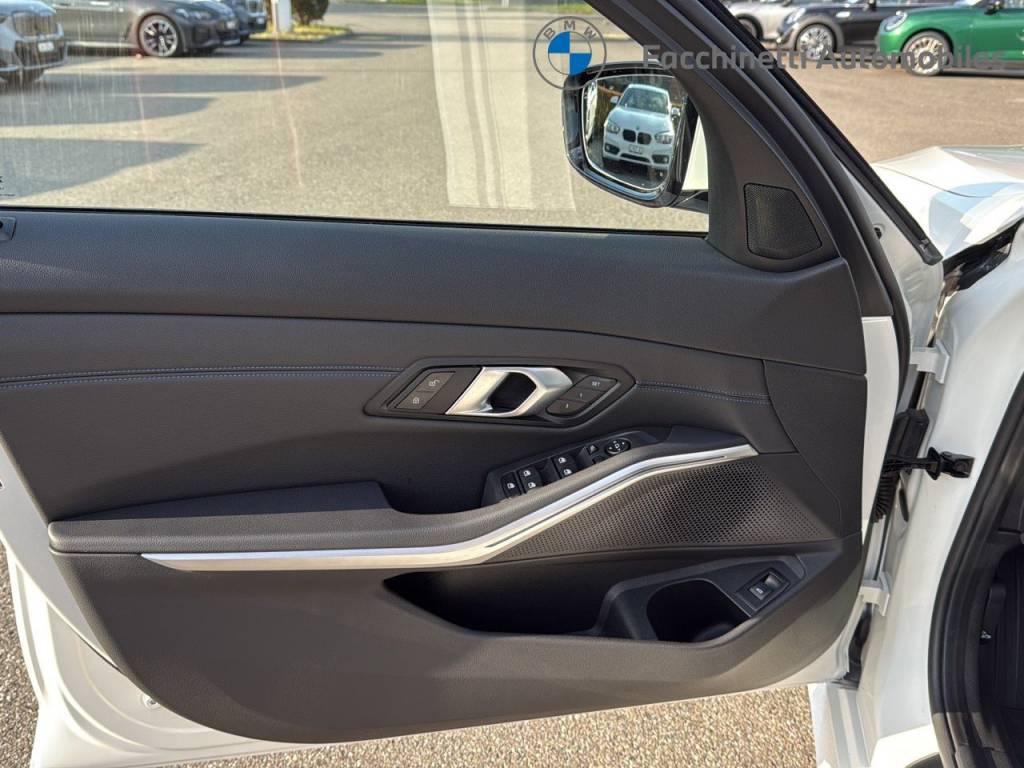 BMW 330d xDrive 48V Touring Steptronic M Sport-image-13