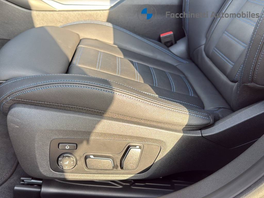 BMW 330d xDrive 48V Touring Steptronic M Sport-image-12