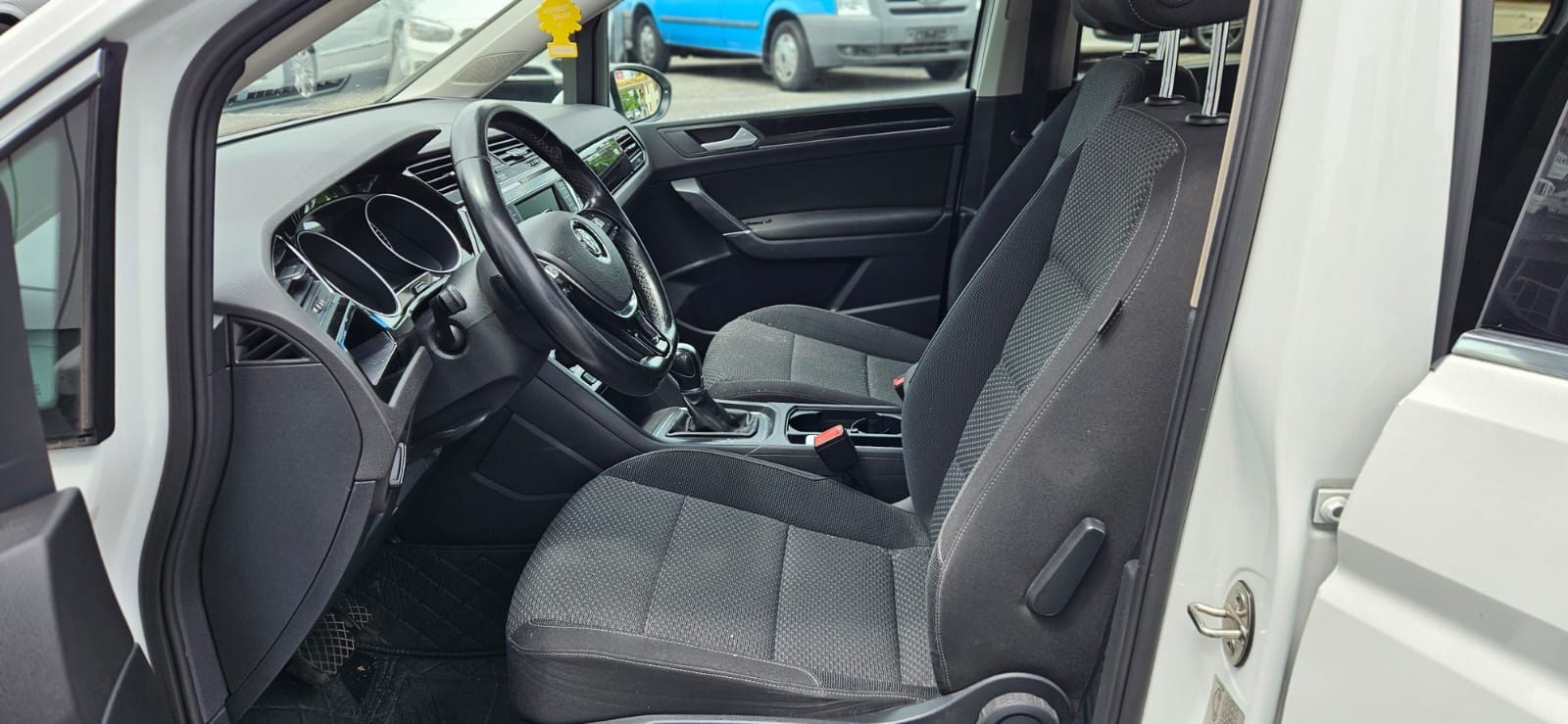 VW Touran 1.6 TDI BlueMotion Technology Trendline-image-8
