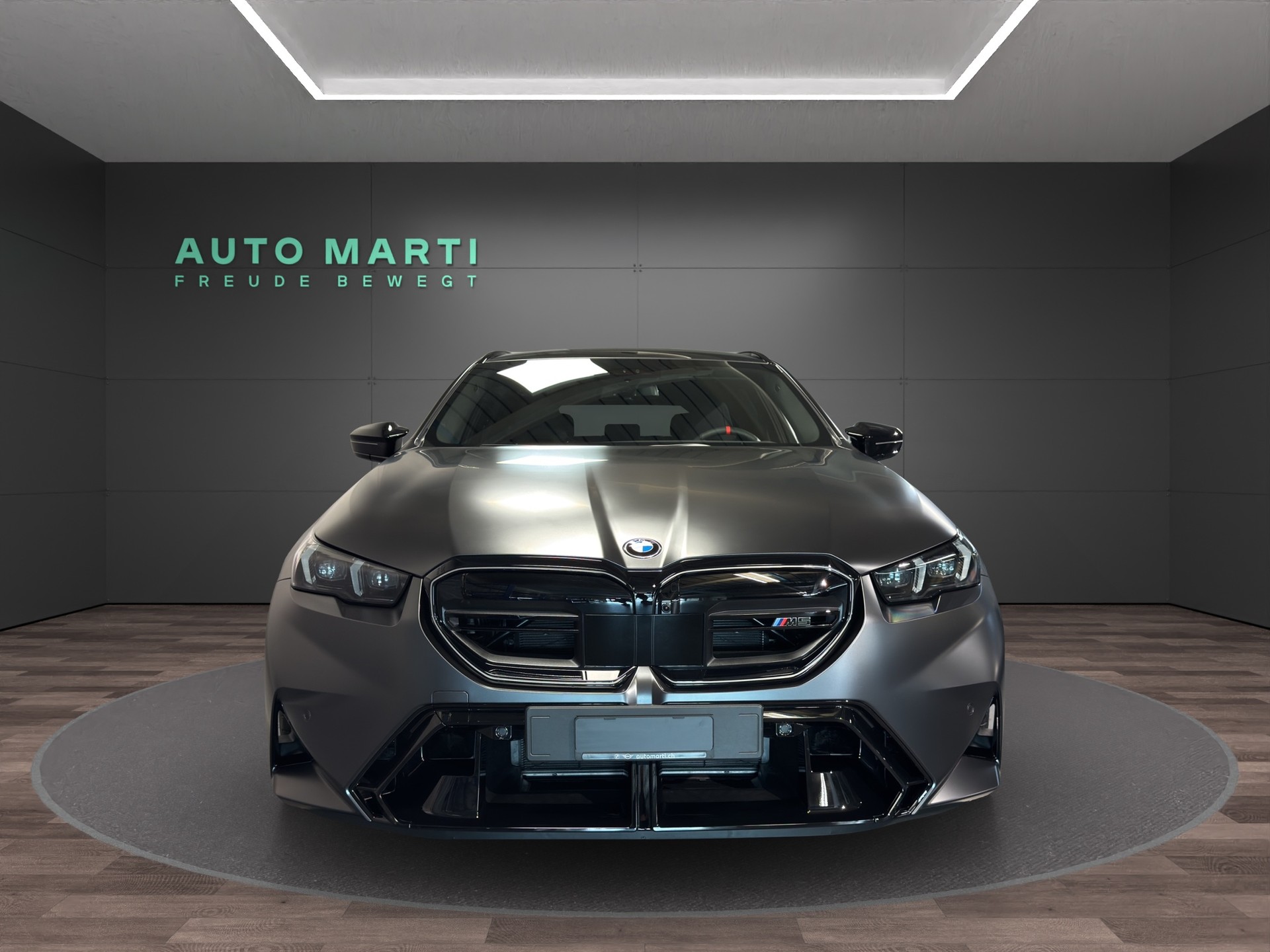 BMW M5 xDrive Touring-showroom-element-1