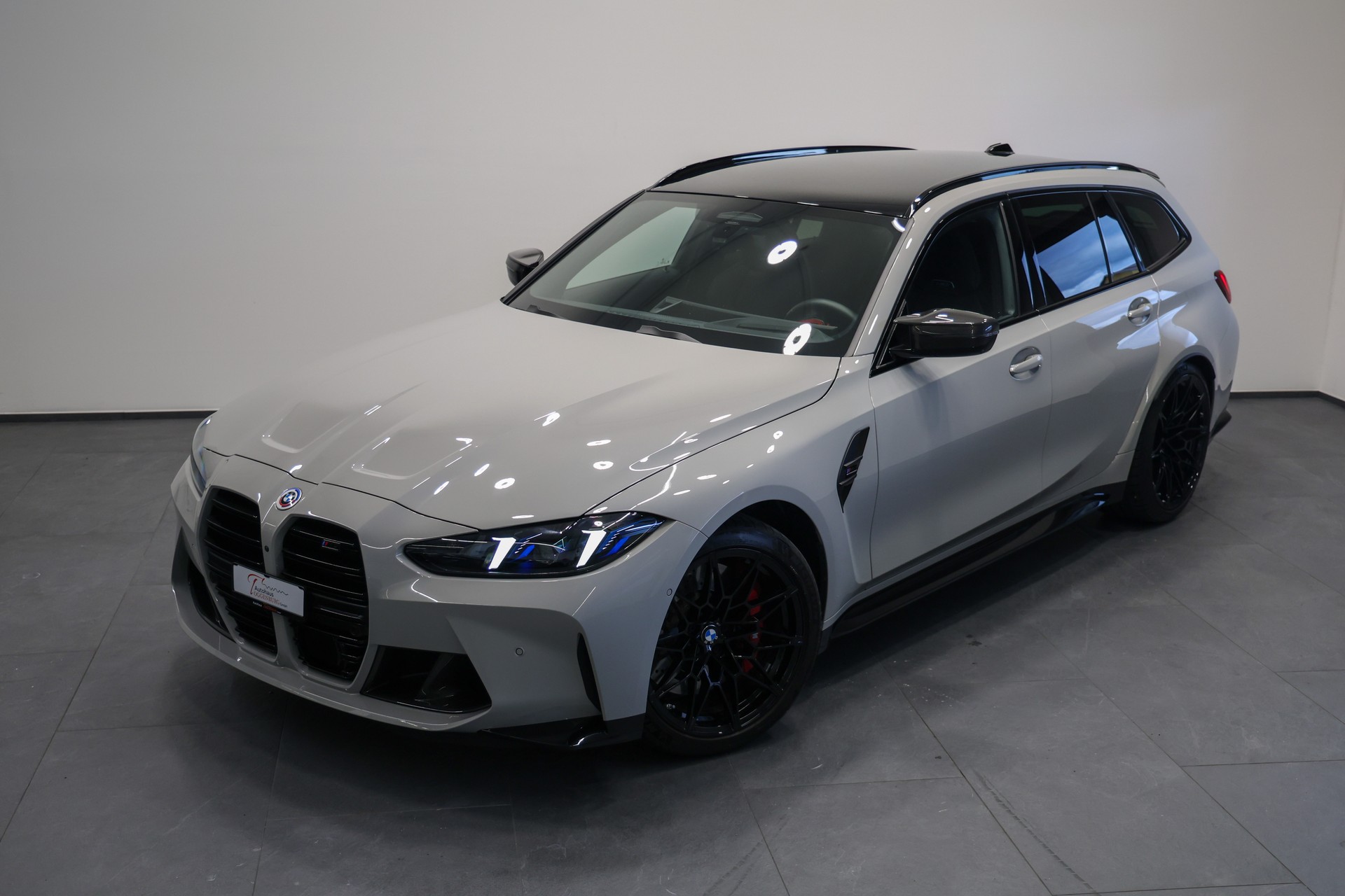BMW M3 Touring xDrive Competition M LCI *CH-Auto*Individual-Lackierung Kreide*Carbon Exterieur+Interieur*-showroom-element-1