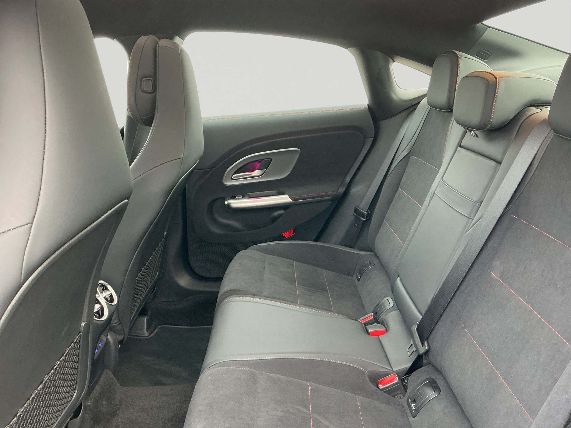 MERCEDES-BENZ CLA 180 AMG Line-image-12