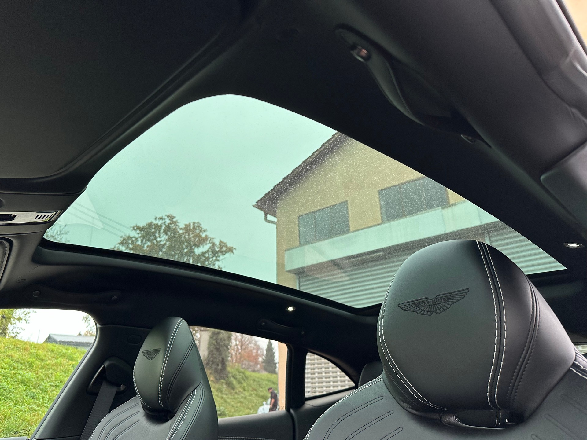 ASTON MARTIN DBX 4.0 V8-image-14