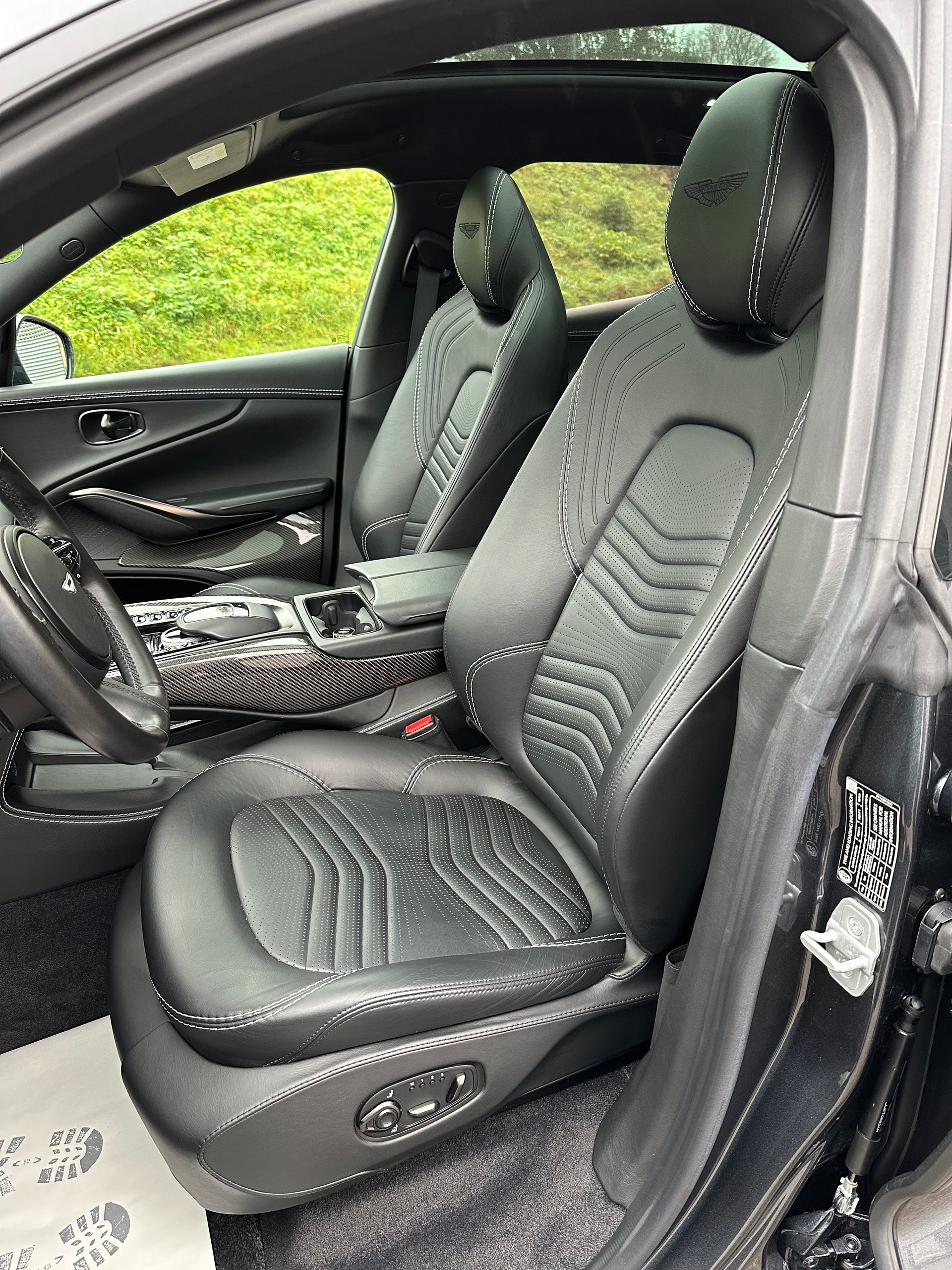 ASTON MARTIN DBX 4.0 V8-image-8
