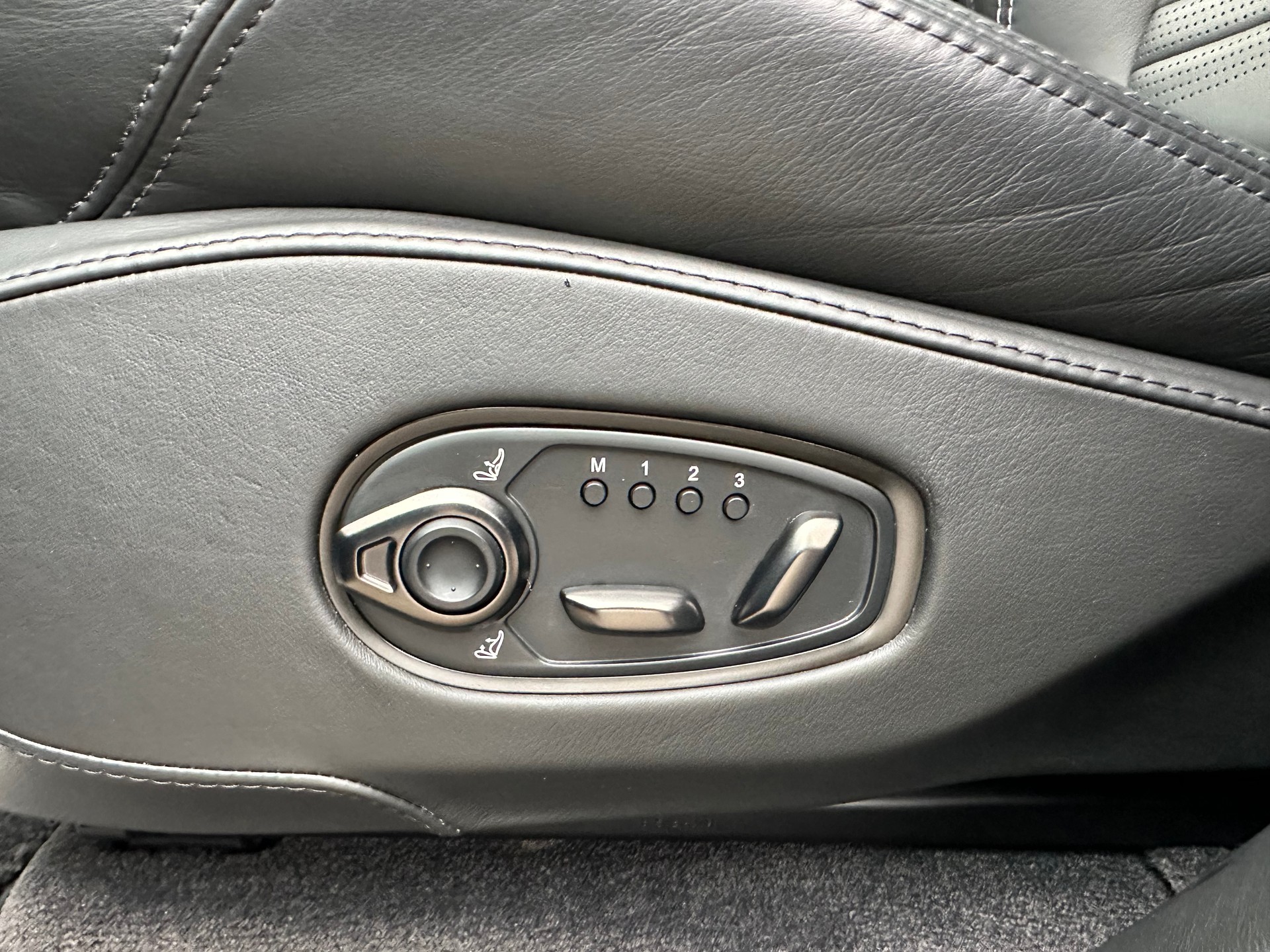 ASTON MARTIN DBX 4.0 V8-image-9