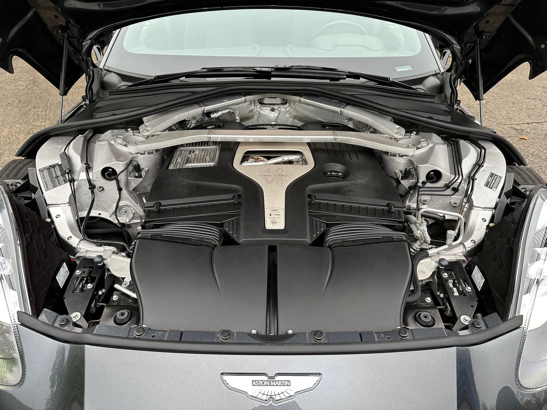 ASTON MARTIN DBX 4.0 V8-image-21