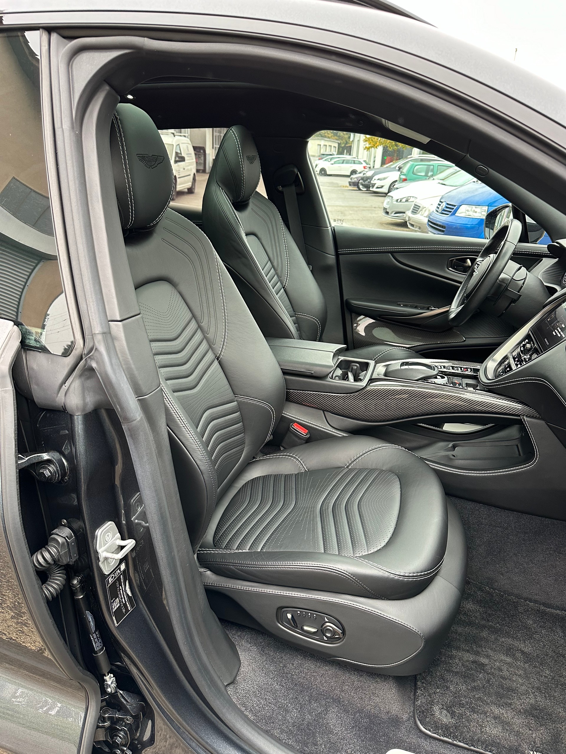 ASTON MARTIN DBX 4.0 V8-image-18