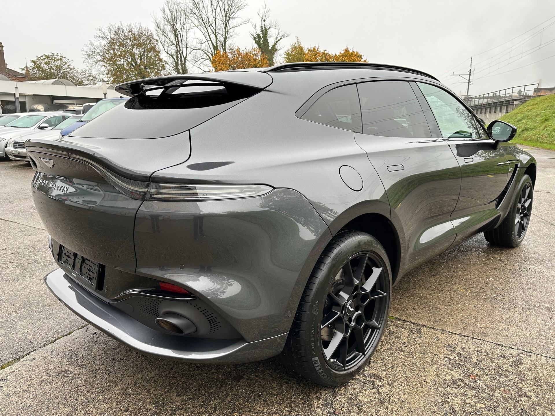 ASTON MARTIN DBX 4.0 V8-image-4