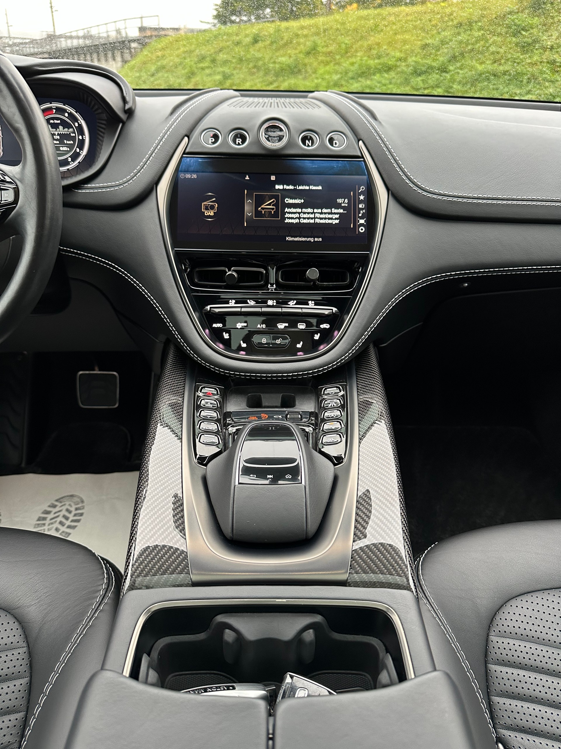 ASTON MARTIN DBX 4.0 V8-image-12