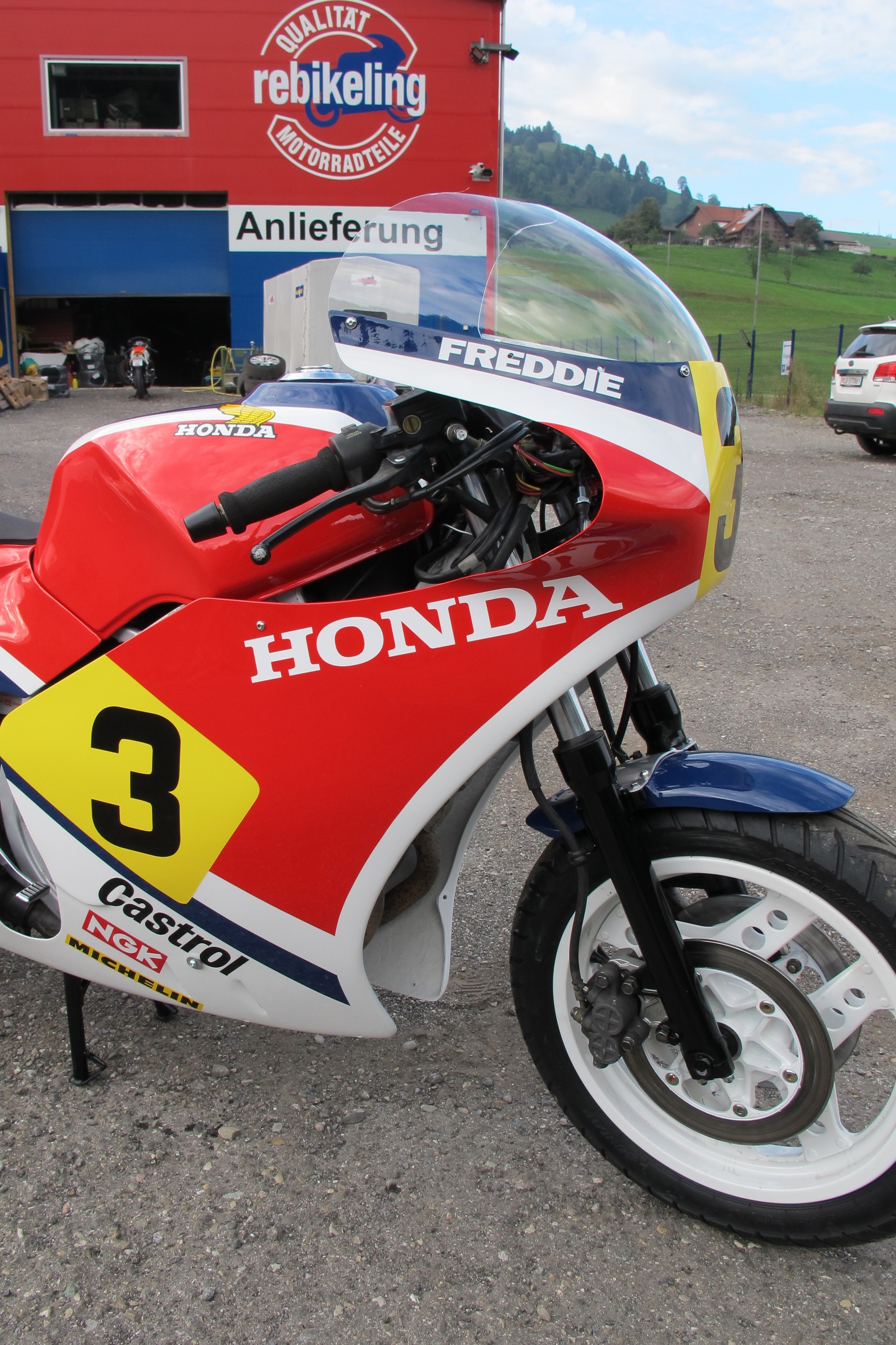 HONDA VF 500 F-image-11