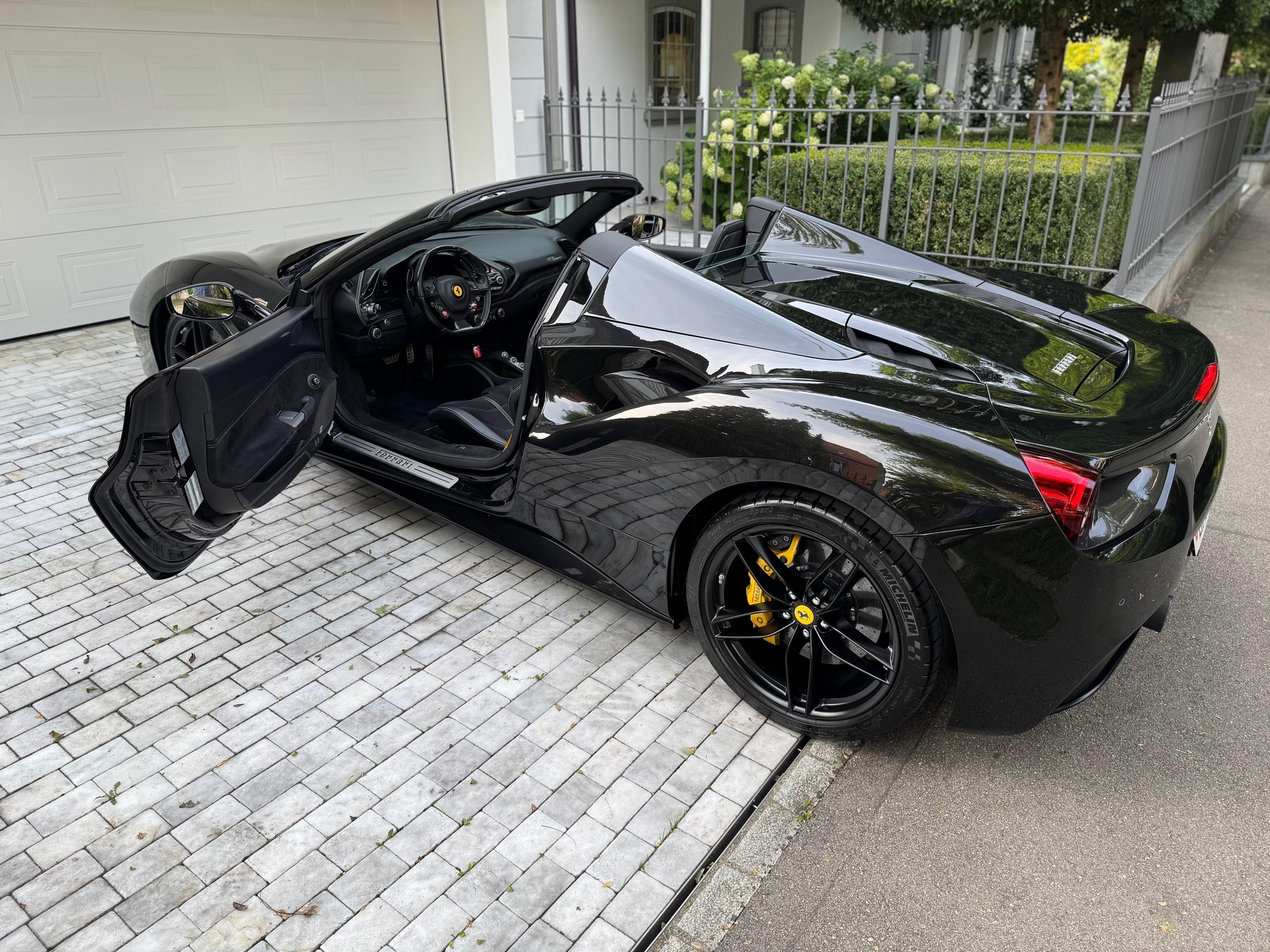 FERRARI 488 Spider 3.9 V8-image-3