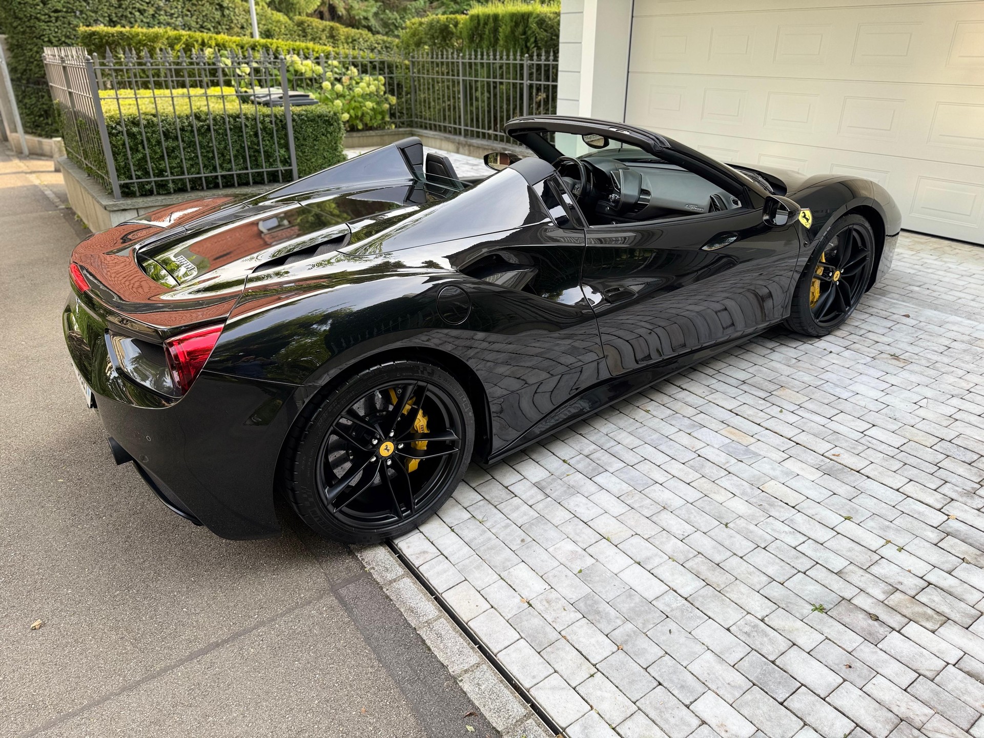 FERRARI 488 Spider 3.9 V8-image-1