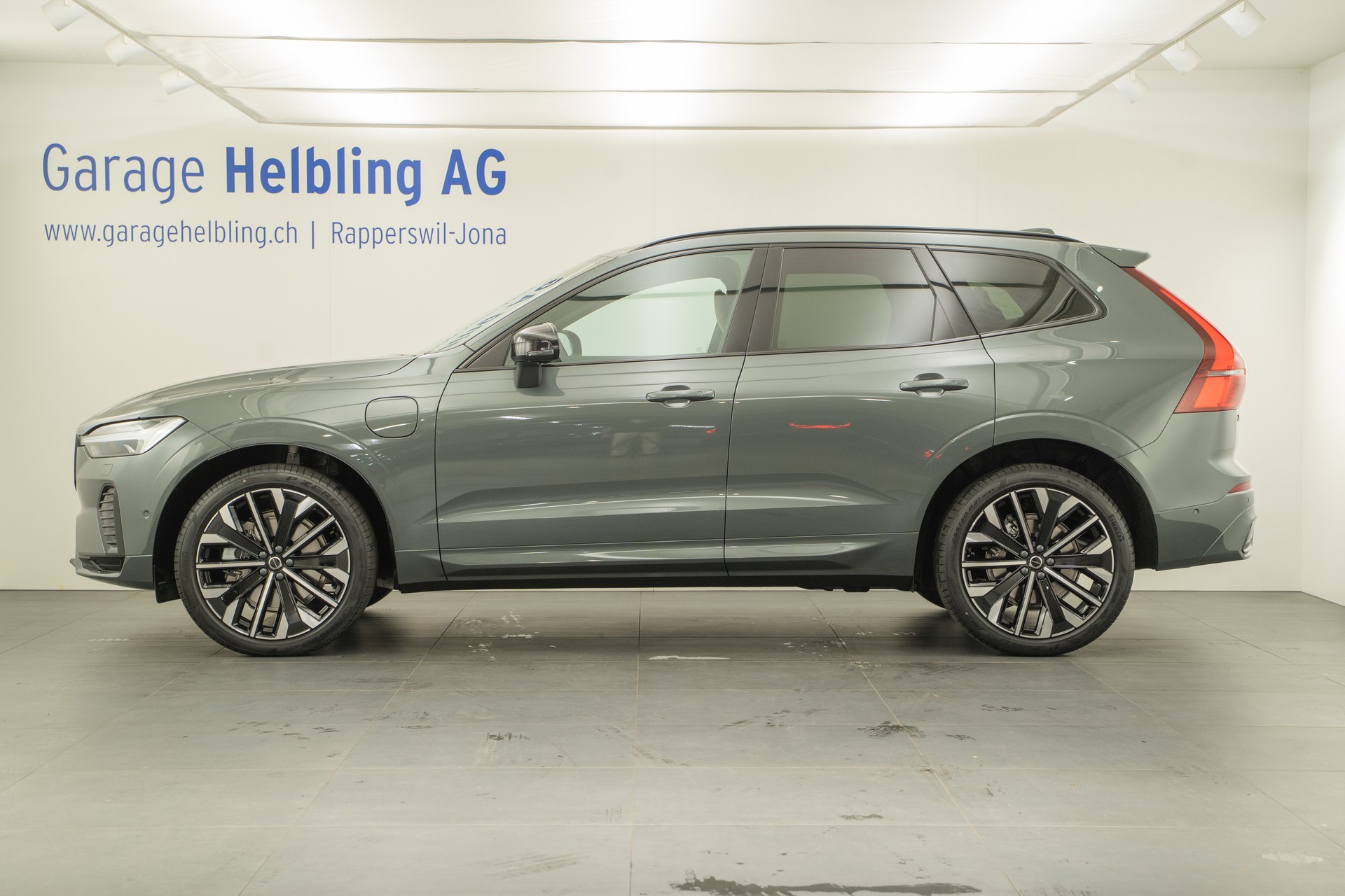 VOLVO XC60 2.0 T6 TE Ultra Dark eAWD-showroom-element-2