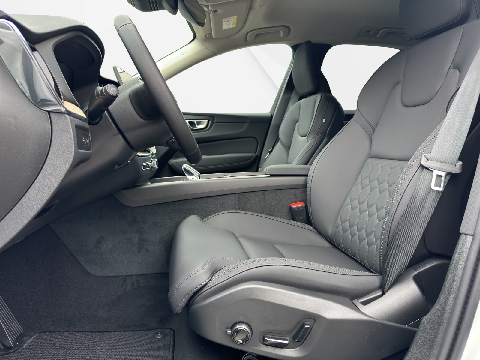 VOLVO XC60 2.0 T6 TE Plus Bright eAWD-image-9