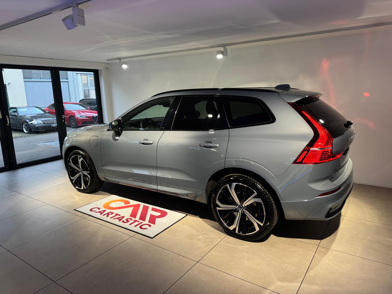 VOLVO XC60 T6 eAWD Ultimate Dark-showroom-element-2
