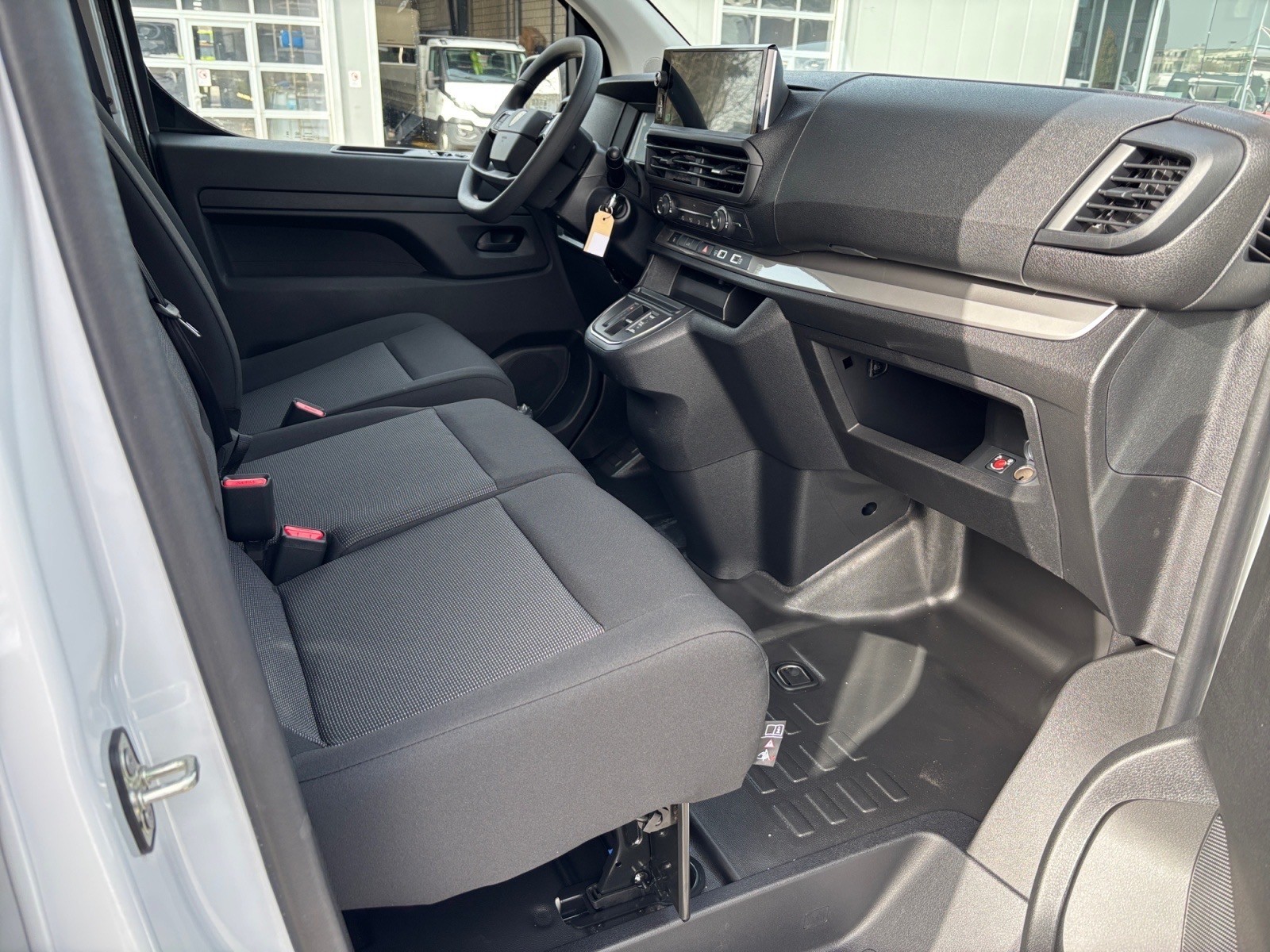 PEUGEOT Expert 2.2 BlueHDi 150 S&S Standard EAT8-image-7