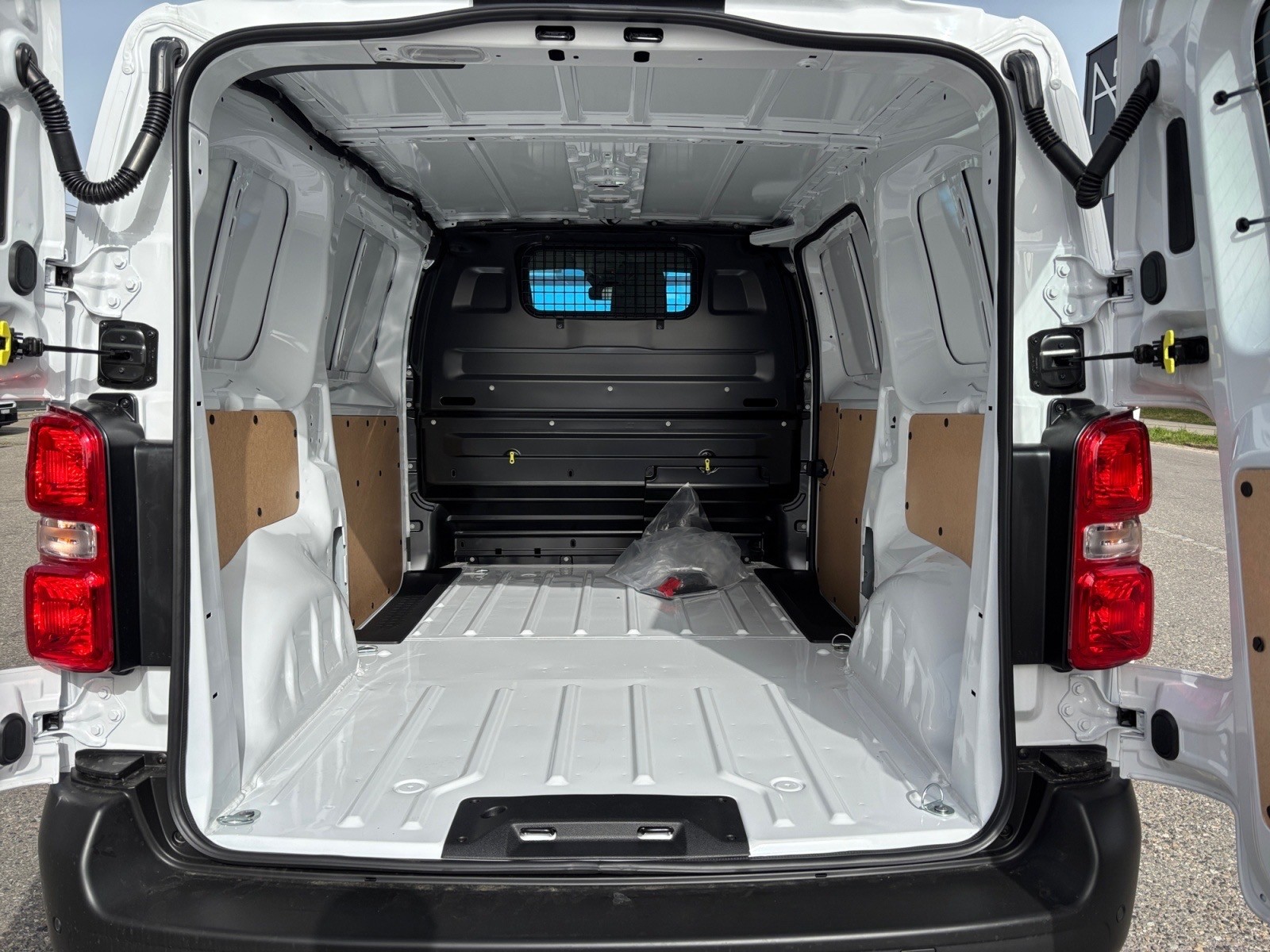 PEUGEOT Expert 2.2 BlueHDi 150 S&S Standard EAT8-image-5