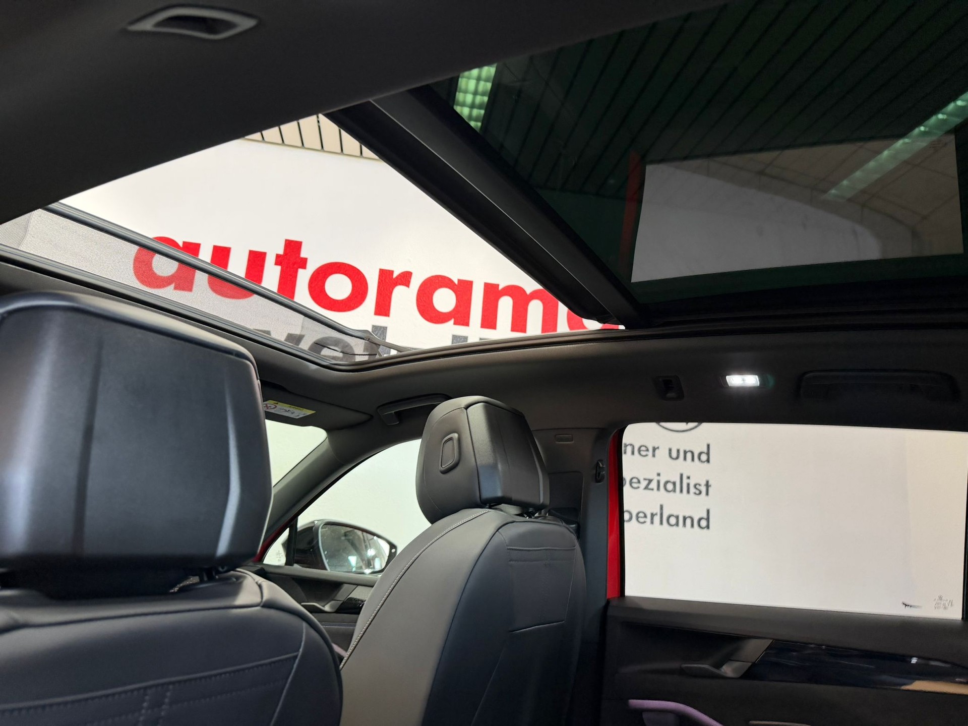 VW Tiguan 2.0 TDI SCR R-Line 4Motion DSG-image-11