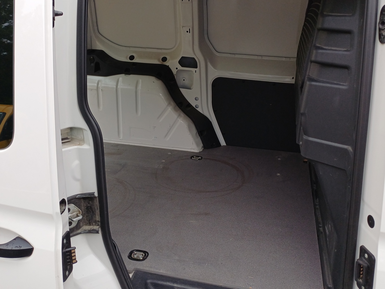 VW Caddy Cargo 2.0TDI 4Motion-image-11