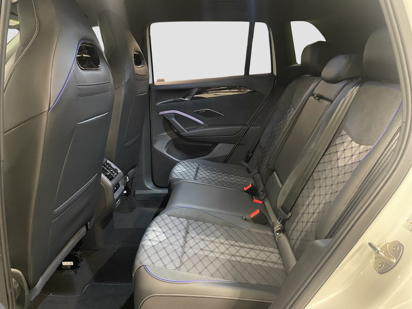VW Tiguan 2.0 TSI DSG R-Line United 4Motion-image-12